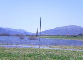 Η ΔΕΗ τοποθέτησε στύλους μεταφοράς ρεύματος μέσα στη Λίμνη Αμβρακία!