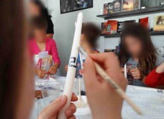 Ζωγραφίζοντας σβάστικες σε λαμπάδες