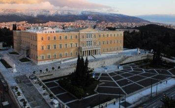 «Βροχή» (ν)τροπολογιών στην Βουλή με κλειστά τα ΜΜΕ