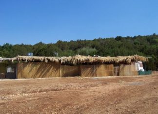 Τα παραπήγματα – εξοχικές κατοικίες στον Αστακό στέκουν ανενόχλητα…