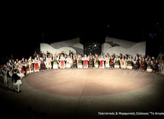 «Όποιος στον κόσμο αγαπά, φτερά στους ώμους βάνει»