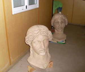 Τα θεϊκά κεφάλια των αγαλμάτων του Απόλλωνα και της Άρτεμης που είχαν βρεθεί στις 17 Σεπτεμβρίου 2009