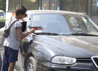 Τον εκβιάζαν για να τον αφήσουν να επαιτεί