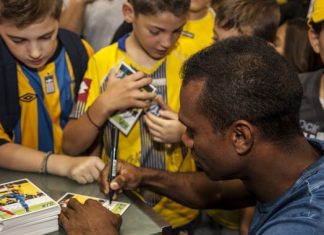 Κοντά στους φίλους τους