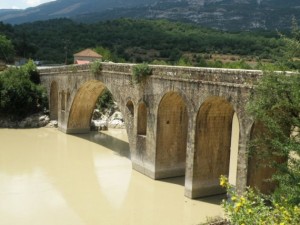 Το ιστορικό πέτρινο γεφύρι Αυλακίου