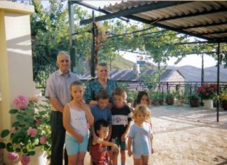 Ο Ιερώνυμος βραβεύει πολύτεκνη οικογένεια στην Κυπάρισσο Αγρινίου