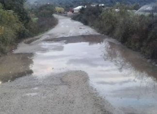 Πλημυρισμένος και γεμάτος λακκούβες ο δρόμος έξω από την Χρυσοβίτσα Ξηρομέρου