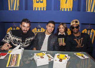 Με τους φίλους τους στη μπουτίκ!