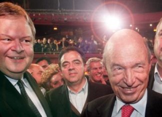 Το μειδίαμα μπροστά στα σκήπτρα της εξουσίας
