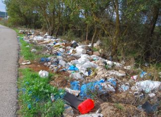 Σκουπιδότοπος δίπλα στο δρόμο Βόνιτσας – Λευκάδας