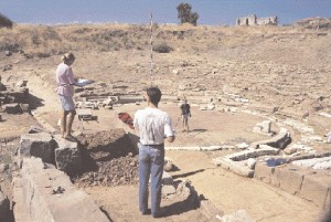 Έλληνες και Γερμανοί αρχαιολόγοι στο θέατρο της αρχαίας Στράτου.
