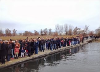 Μπάχαλο με τον αγιασμό των υδάτων στα Αμπάρια Τριχωνίδας