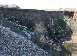 Σκουπιδότοποι στις όχθες του Αχελώου στα Καλύβια
