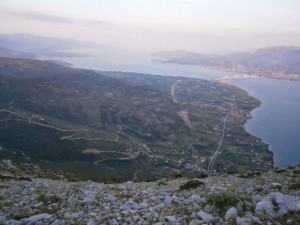 από τη κορυφή του Ταφιασσού  η εικόνα είναι  μαγευτική, η γέφυρα στο Αντίρριο  και στο  βάθος ο Κορινθιακός κόλπος