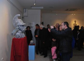 Εγκαινιάστηκε η πρωτότυπη έκθεση συρματογλυπτικής στη “Διέξοδο”