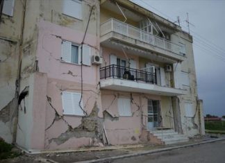 Αν δεν σε χτυπήσει ο σεισμός, σε χτυπάει η κυβέρνηση… ενίοτε και οι δυο