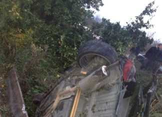 Εκτροπή αυτοκινήτου στα Καλύβια – Είχαν «άγιο» οι επιβάτες…