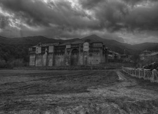 Στη σκιά του Άθωνα