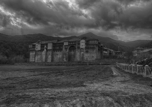 Στη σκιά του Άθωνα