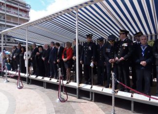 Μούντζα βασιλικιά στους επισήμους στην παρέλαση του Αγρινίου!