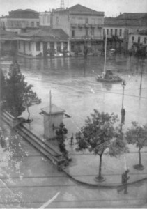 Πλατεία Μπέλλου - Η φωτογραφία της κεντρικής πλατείας αποτελεί ένα σημαντικό φωτογραφικό ντοκουμένο. Είναι μια φωτογραφία του κρεμασμένου Αβραάμ Αναστασιάδη, που πήρε ο παλιός γνωστός φωτογράφος του Αγρινίου Σπ. Ξυθάλης από μιά παρακείμενη οικοδομή
