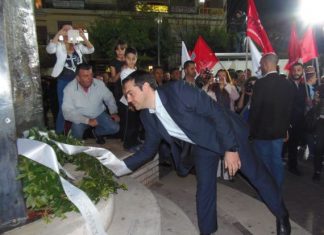 Στεφάνι στο μνημείο των 3 απαγχονισμένων στην πλατεία του Αγρινίου από τον Αλ. Τσίπρα