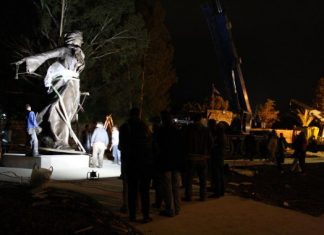 Το Άγαλμα της Ελευθερίας κοσμεί την Πύλη του Μεσολογγίου