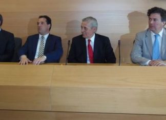 Συγχαίρει και που το νοσοκομείο έμεινε με τον παλιό οργανισμό;