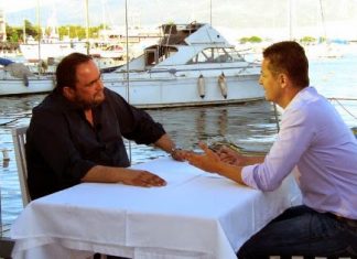 Ένας ταπεινός υποψήφιος δημοτικός σύμβουλος διαφημίζει τον υπάλληλο του