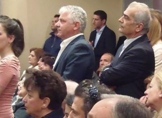 Όρθιος ο Σταμάτης στην ομιλία του Γιώργου
