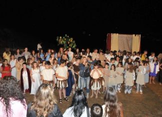 210 μικροί μαθητές «περπάτησαν» στα μονοπάτια των μύθων στο θέατρο της Μακύνειας