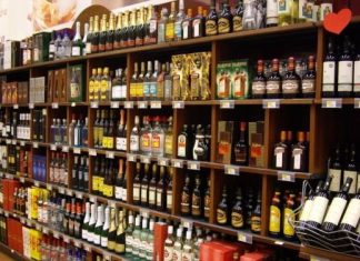 Δεσμεύτηκαν χιλιάδες λίτρα ακατάλληλων ή ληγμένων οινοπνευματωδών σε επιχείρηση στο Αγρίνιο