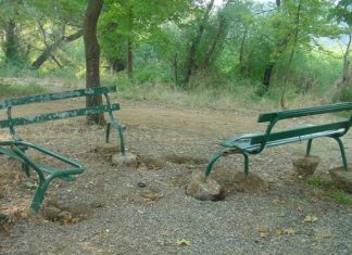 Φθόρές στα παγκάκια στο Ματσούκι κατά μήκος της τεχνητής λίμνης