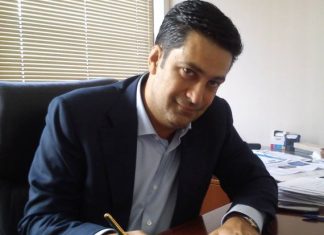 Υπέγραψε τις προσκλήσεις για την ορκωμοσία ο Γιώργος Παπαναστασίου