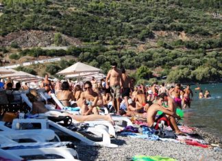 Ρεπορτάζ παραλίας με έμφαση στα… “εμβόλια”