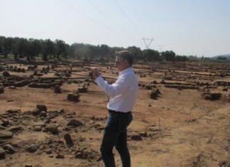 Άκυρη η selfie…. Δεν έχει Καρυάτιδες στην Αλίκυρνα!