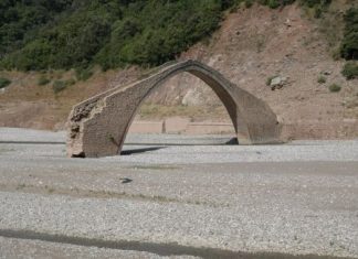 Το γεφύρι του Μανώλη απο-καλύπτεται στη λίμνη των Κρεμαστών