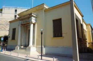 Από το 1926 έως το 1932 οι Ν.Σ. βρισκόντουσαν στο χώρο που σήμερα φιλοξενεί το κτίριο της Τράπεζας της Ελλάδος
