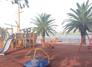 Ξηλώνουν τις παιδικές χαρές από τις παραλίες της Ναυπάκτου