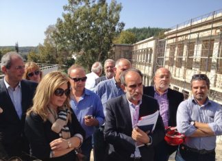 Και ο παπάς, σύντροφε Απόστολε, πρώτα τα γένια του ευλογάει….