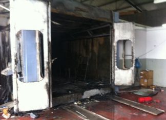 Μόνο υλικές ζημιές από φωτιά σε αντιπροσωπεία αυτοκινήτων