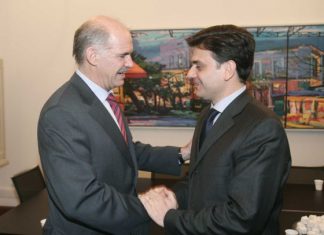 – Θάνο λείπεις!