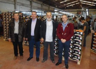 Σε παραγωγικές επιχειρήσεις των Οινιαδών κλιμάκιο της ΝΔ