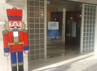 Τι θα μπορούσε να μπει στην είσοδο του δημαρχείου στις απόκριες;