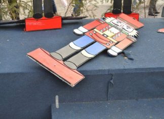 To… μένος για τους μολυβένιους στρατιώτες της πλατείας