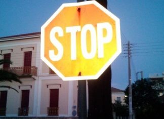 Τον καθαρισμό των πινακίδων της πόλης ανέλαβε ο Εμπορικός Σύλλογος Μεσολογγίου