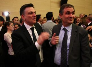 Άντε Φίλιππε χειροκρότα ! Καλά ρε Θάνο μη κάνς έτσ’