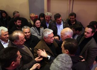 – Θύμιο, έφταιξα ! – Δε βαριέσαι, σάμπως σε στηρίζω ;