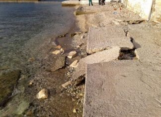 Η κακοκαιρία κατέστρεψε τμήμα του μώλου στο Μύτικα