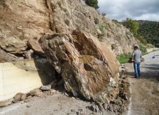 Διακόπηκε η κυκλοφορία για Καρπενήσι από πτώση βράχου